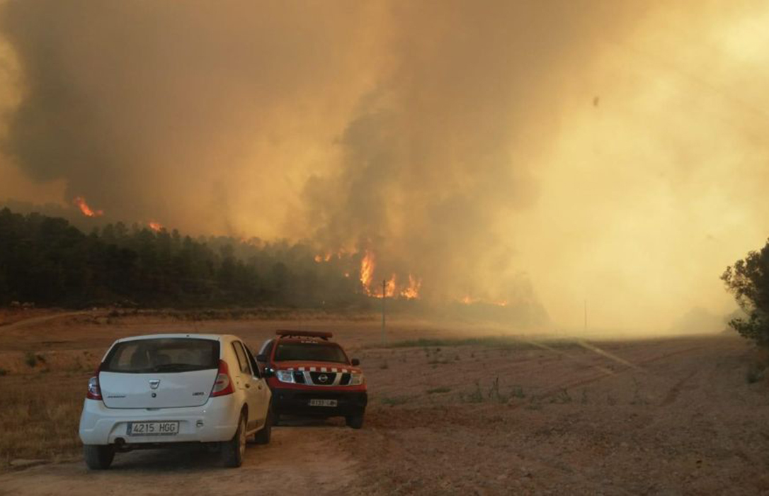 Descontrolado el incendio forestal de Tarragona tras quemar 4.000 hectáreas y cuyo origen es el estercolero de una granja