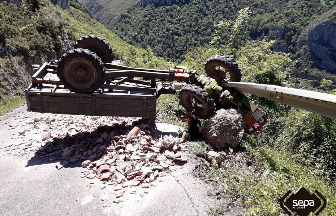 Fallece un joven ganadero de 25 años al volcar su tractor en una carretera comarcal de Asturias