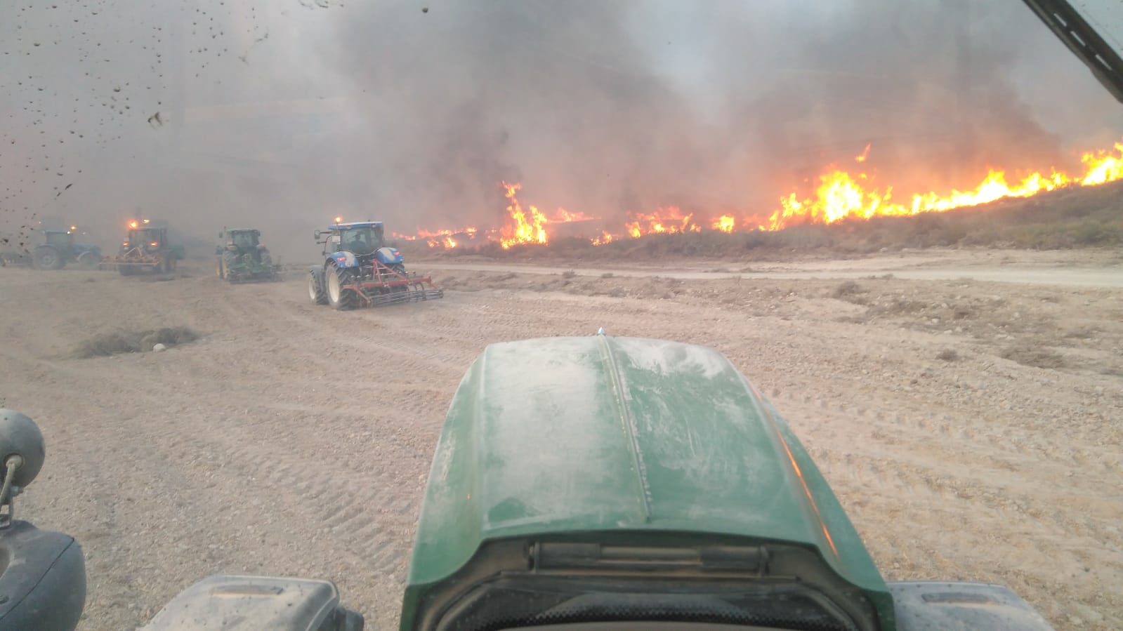 De presuntos culpables a salvadores: Felicitan a los agricultores en su labor para frenar un fuego forestal