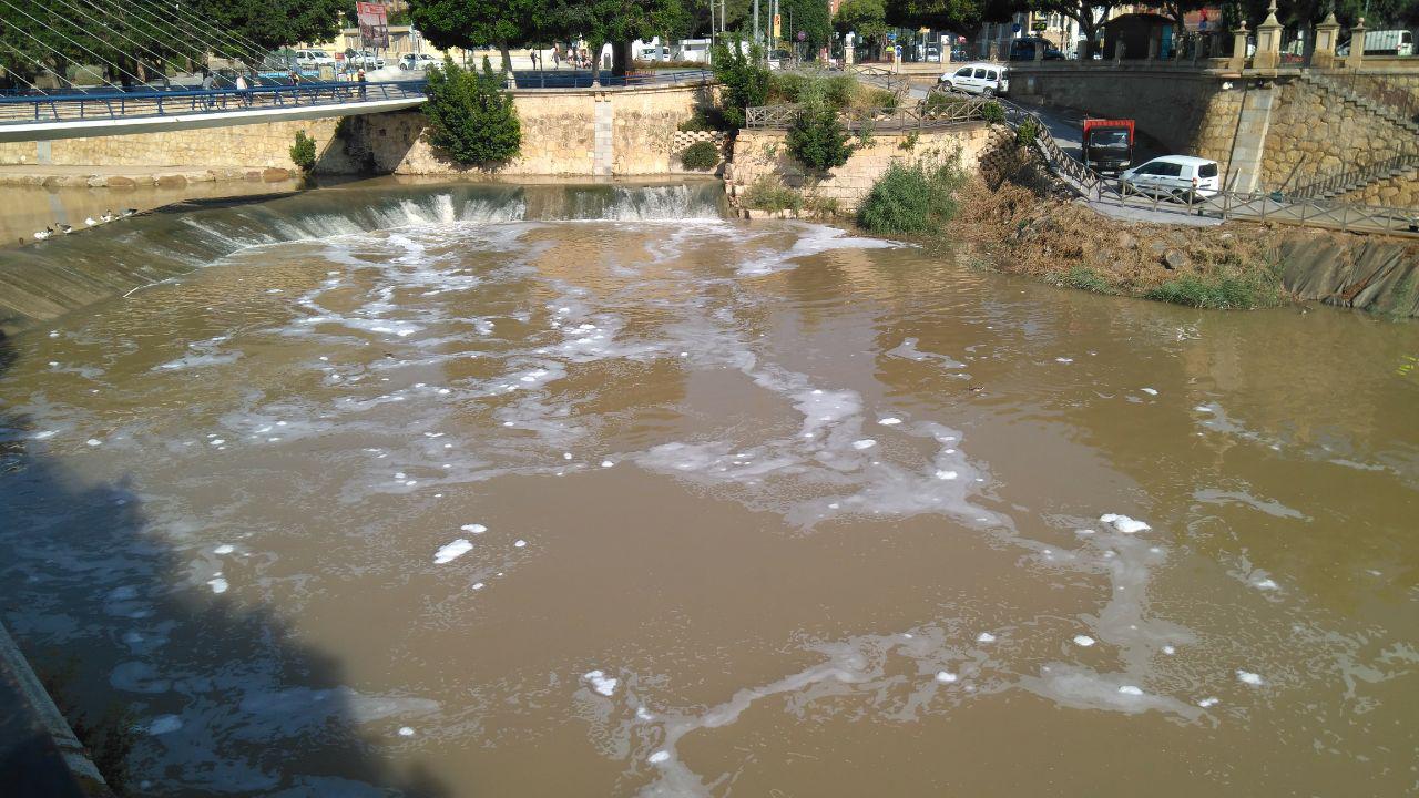 Denuncia en la CH Segura y en la Consejería de Murcia la presencia de espumas blancas en el río Segura