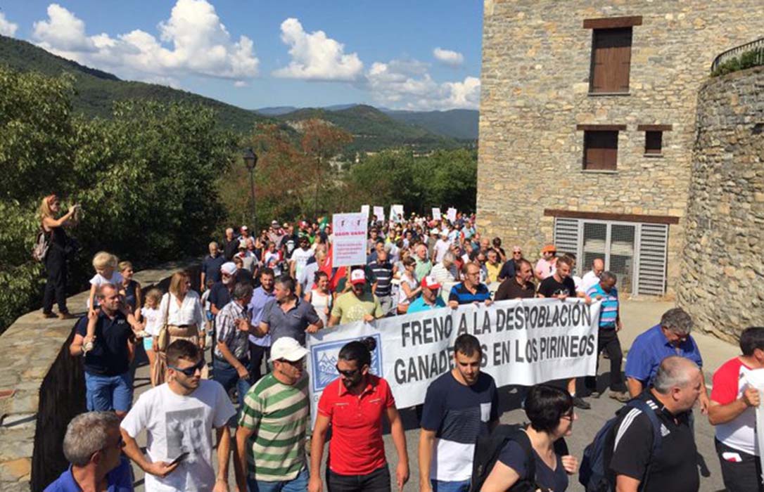 Los ganaderos se manifiestan en Huesca en contra de la presencia del oso y del lobo en el Pirineo