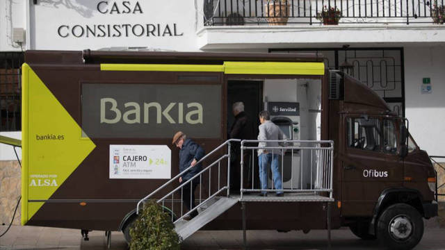 Enfado con las entidades bancarias: Denuncian que muchas poblaciones rurales ven disminuidas sus servicios