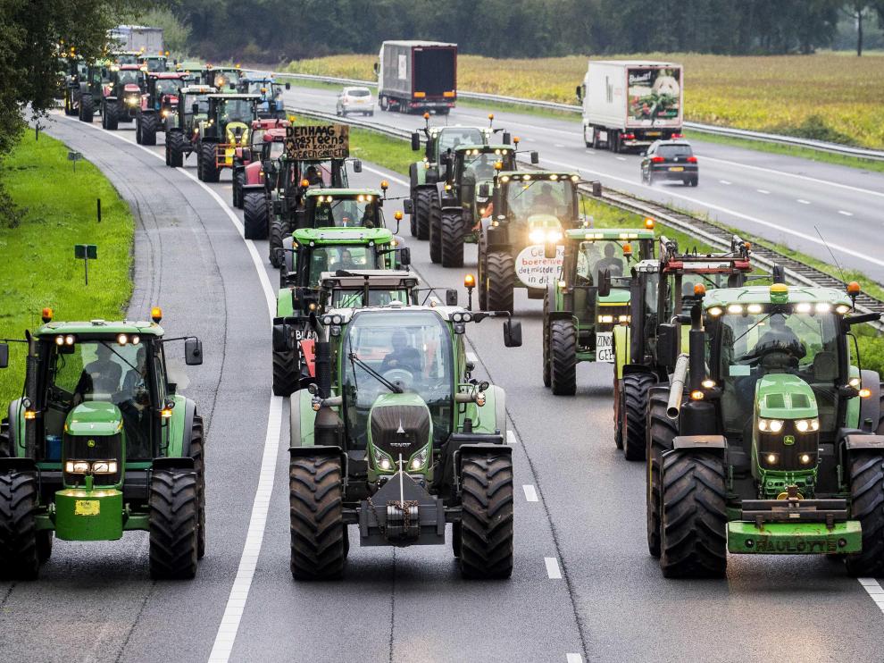 Los granjeros holandeses protestan masivamente hartos de que les acusen de ser responsables del cambio climático
