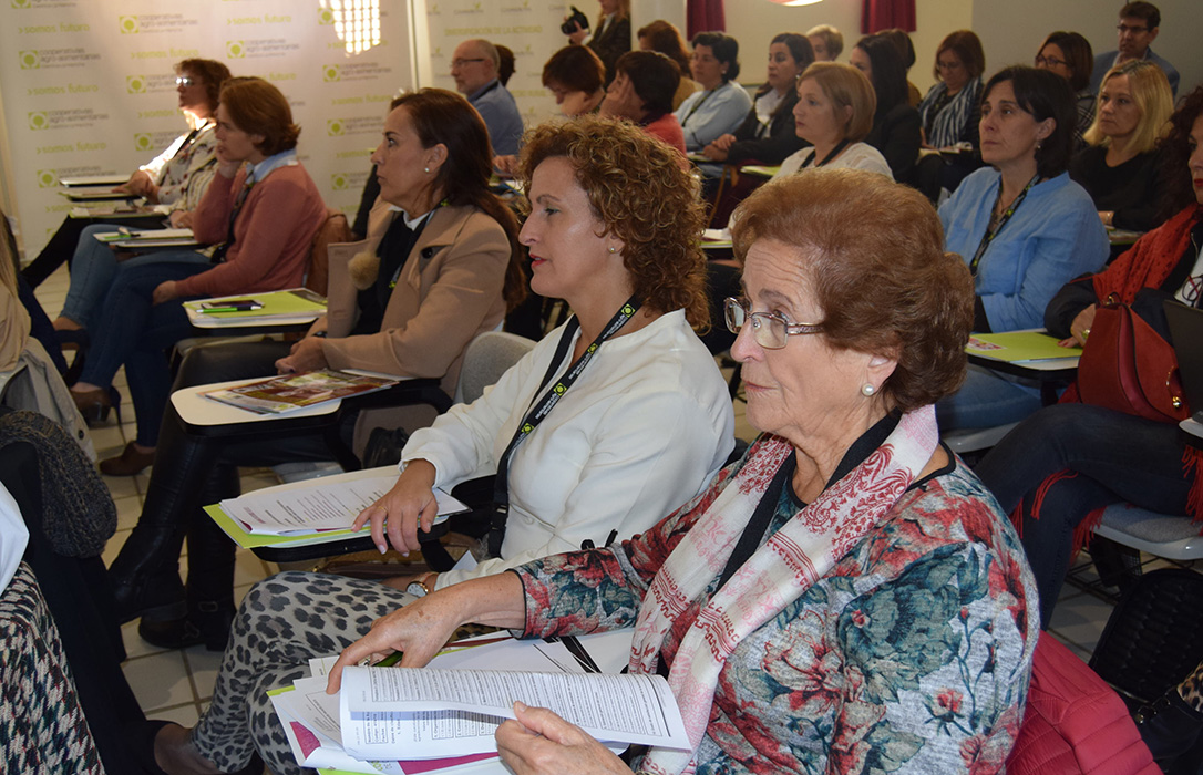 El 23% de las personas socias de cooperativas agroalimentarias en Castilla-La Mancha son mujeres y solo el 8% son rectoras