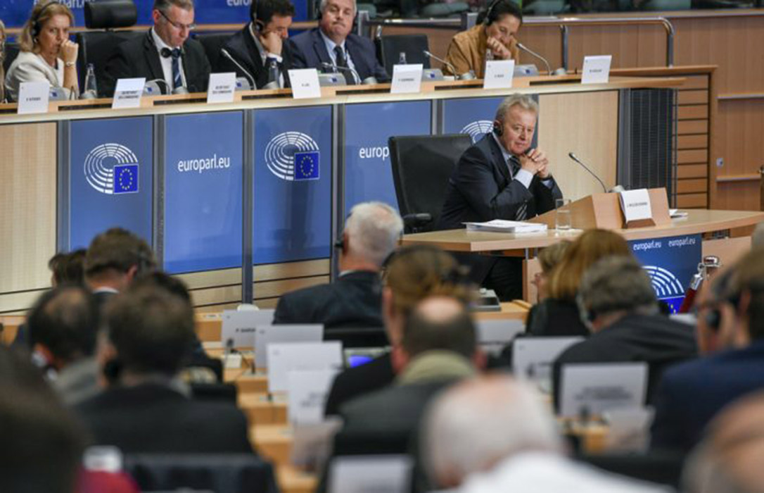 Primer varapalo al comisario europeo y su PAC: Deberá repetir examen al no convencer a los eurodiputados