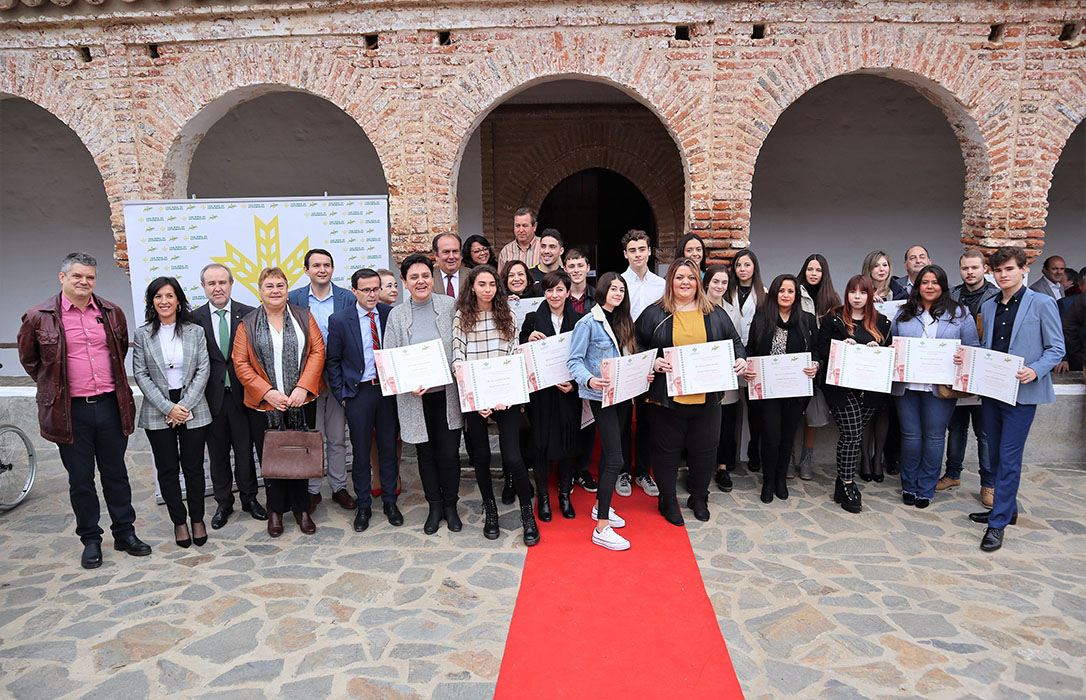 Caja Rural de Extremadura premia con las Becas Espiga a una veintena de estudiantes con los mejores expedientes de ESO y FP