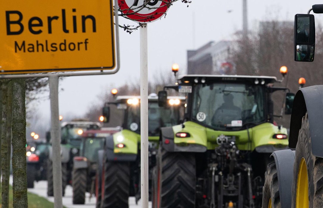 Los agricultores alemanes bloquean Berlín para protestar por la protección del medioambiente y las restricciones a los fertilizantes