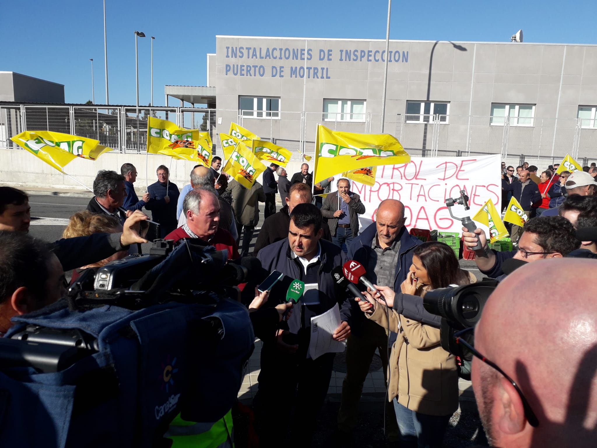 El campo deja la carretera para dirigirse a los puertos: Algeciras y Motril escenificarán nuevas protestas