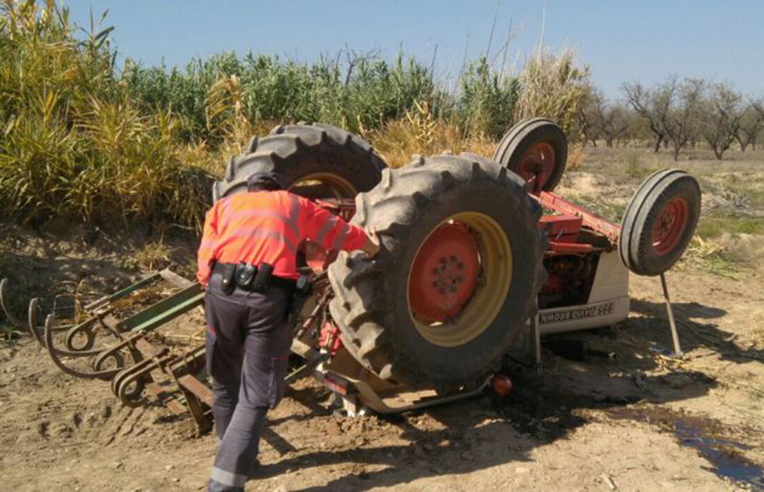 Fallece un agricultor de 61 años al volcar su tractor cuando ...