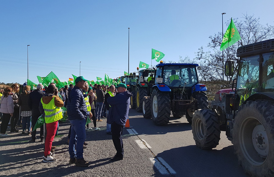 Más de un centenar de tractores cortan la frontera con Portugal en Huelva y Córdoba ya anuncia otra nueva protesta