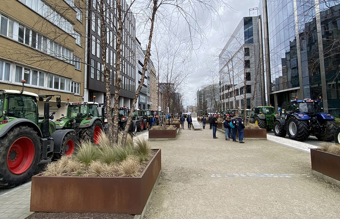 Las protestas del campo llegan hasta el centro de Bruselas en defensa de la PAC y con el respaldo de toda Europa