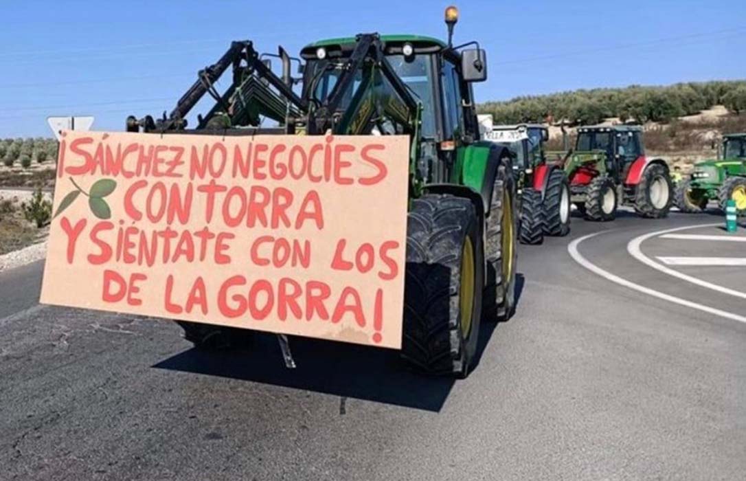Los agricultores ya protestan convocados por redes sociales y piden «no negociar con Torra, sino con los de la gorra»
