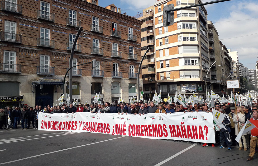 El campo se mueve y paraliza Murcia con una protesta masiva mientras el sector sale andando en Guadalajara