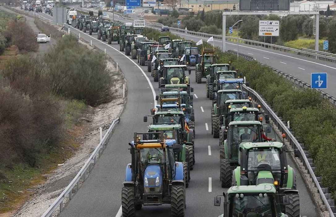 Histórica manifestación en Sevilla con 16.000 participantes y 5.000 tractores que deja totalmente colapsada la capital hispalense