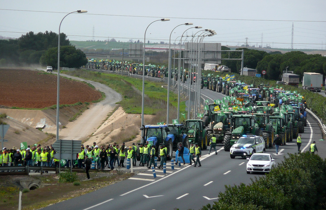 Medio millar de tractores y 3.000 personas toman las carreteras de Huelva y avisan que irán a Madrid y a Bruselas