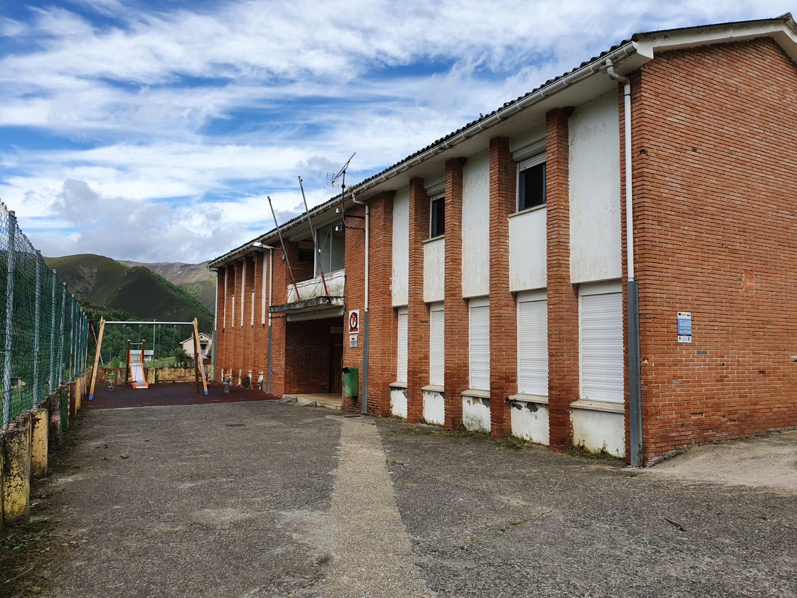 Educación desafecta 22 escuelas rurales en Cangas del Narcea para dar a los edificios un uso vecinal