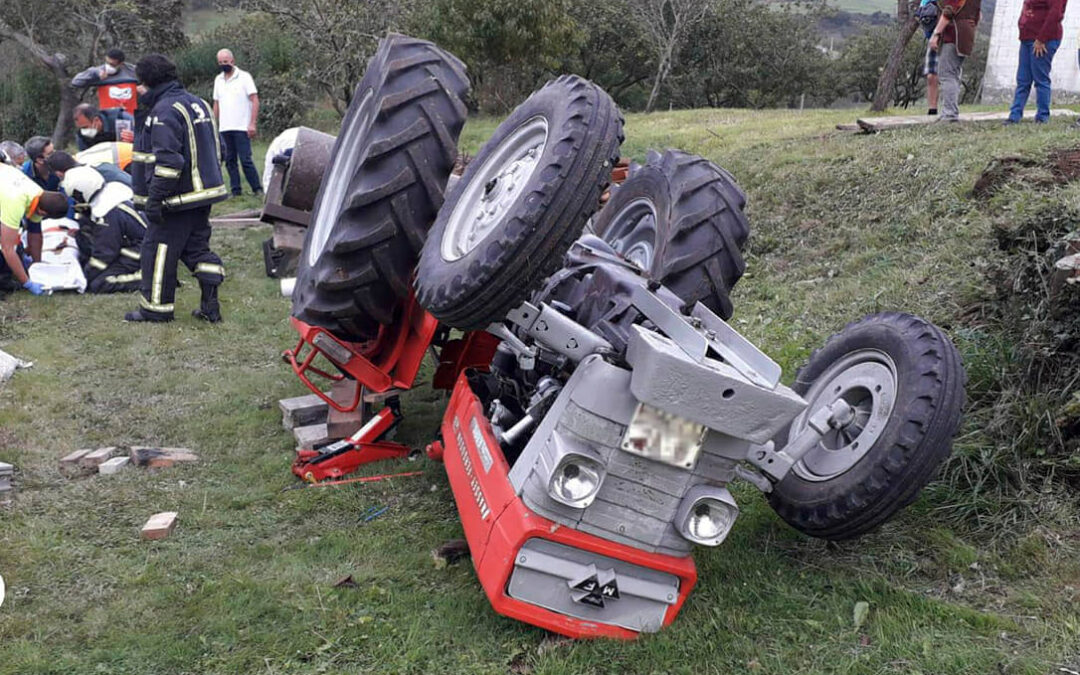 Otro fallecido de 50 años tras quedar atrapado bajo su tractor después de volcar en una carretera local