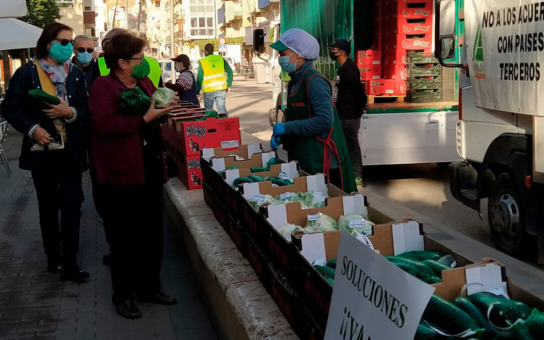 Reparto de productos agrícolas en Almería para protestar por los bajos precios y exigir soluciones a esta crítica situación