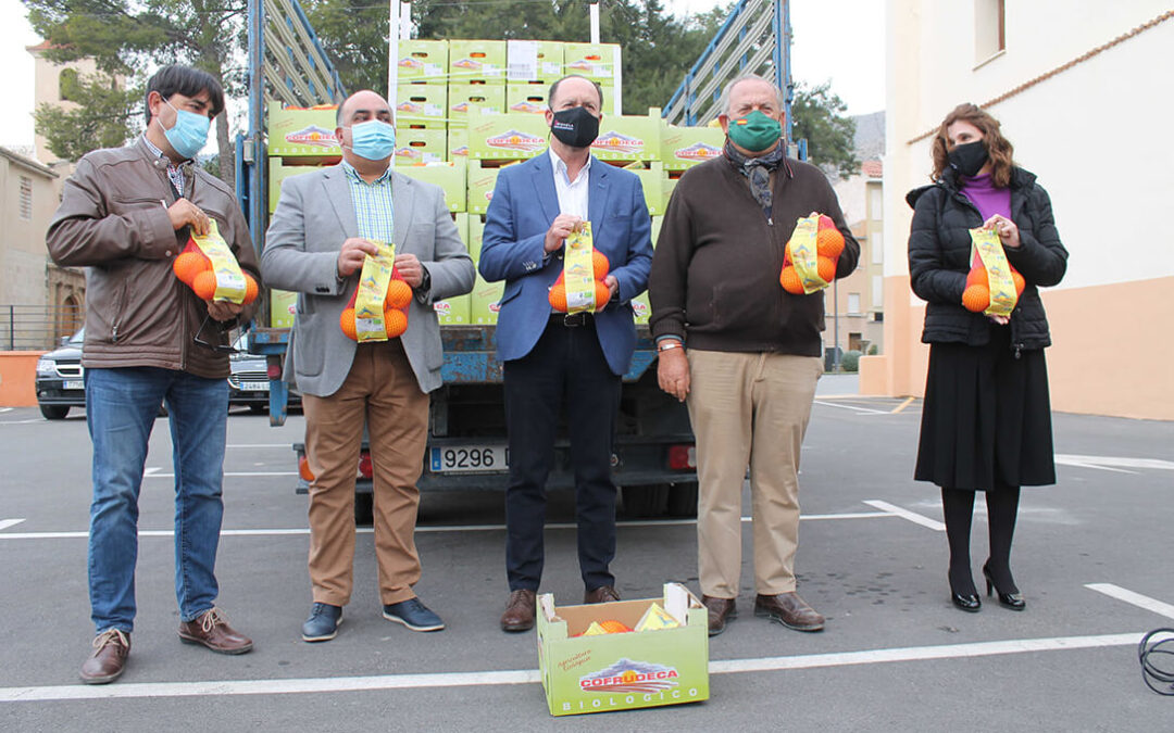 Donan 900 kilos de naranjas ecológicas de Orihuela a escolares de León en apoyo a la promoción de este producto agrario