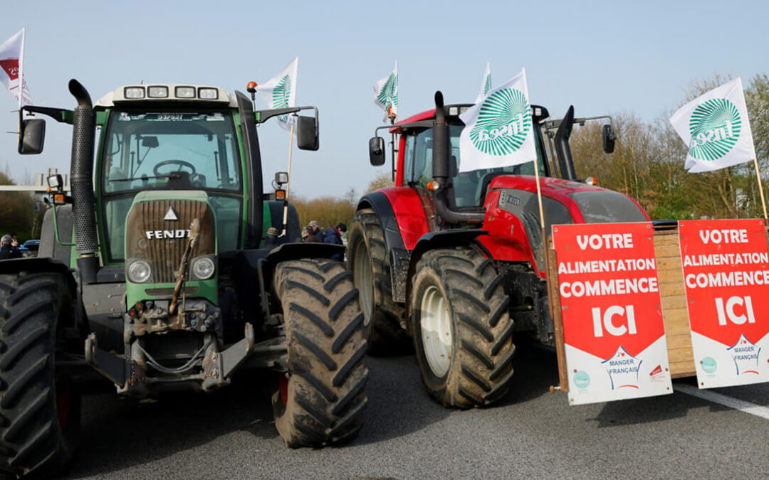 La nueva PAC tampoco gusta en Francia: Agricultores bloquean las carreteras a París por los recortes y el plan de convergencia al sector galo