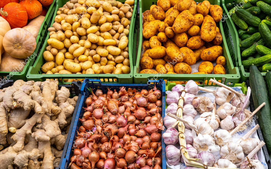 Las cuentas que no cuadran: Bajan un 40% los precios de cebollas y patatas en origen pero se multiplican por diez al consumidor
