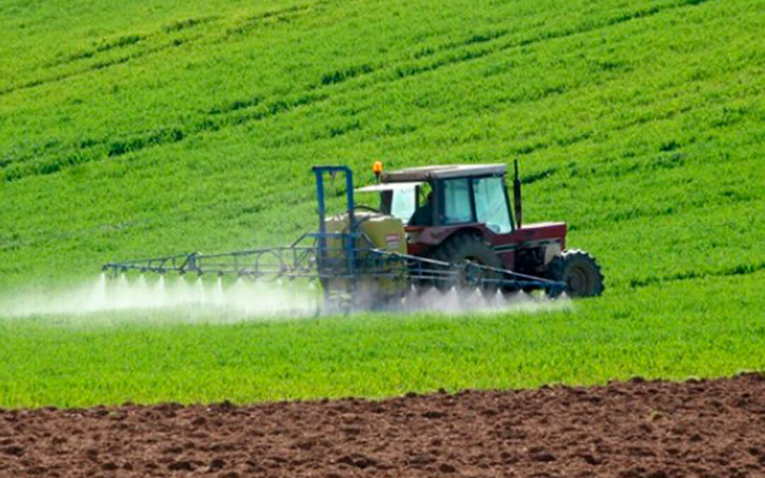 La mezcla de los herbicidas glifosato y 2,4-D produce un menor impacto ambiental si se mezclan en laboratorio y no manualmente