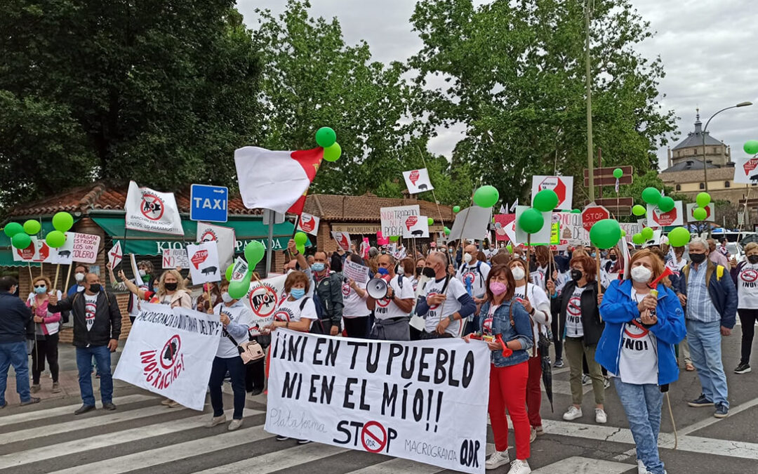 Cientos de personas exigen a Page en Toledo una moratoria a la ganadería industrial que invade la región