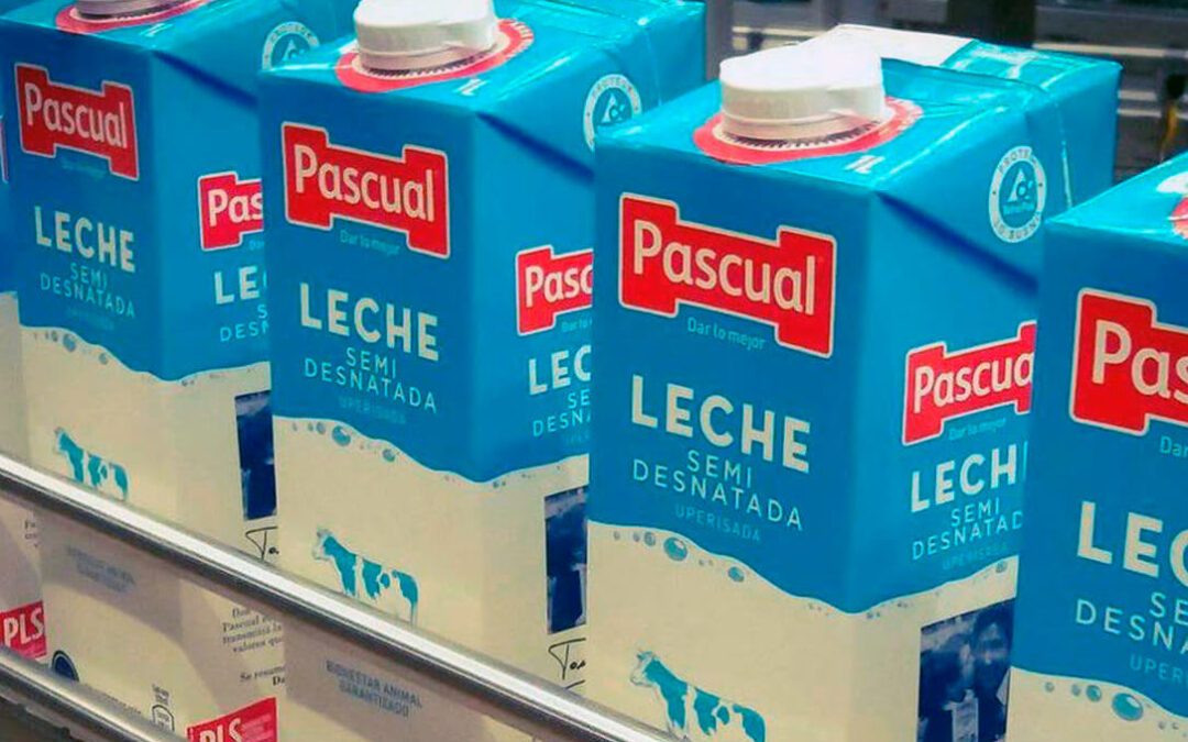 Leche Pascual se queda con los contratos de los ganaderos que entregan a Mondeléz y les rebajará el precio 3 céntimos por litro