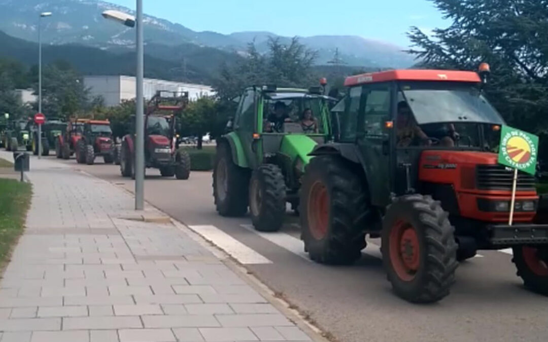 Marcha de tractores en protesta por la multa de 5.500 € por la muerte de 25 sapos y para pedir respeto al sector agrario
