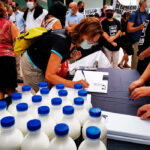 Sigue el reparto de leche gratuita por parte de los ganaderos como protesta para denunciar los bajos precios de la leche