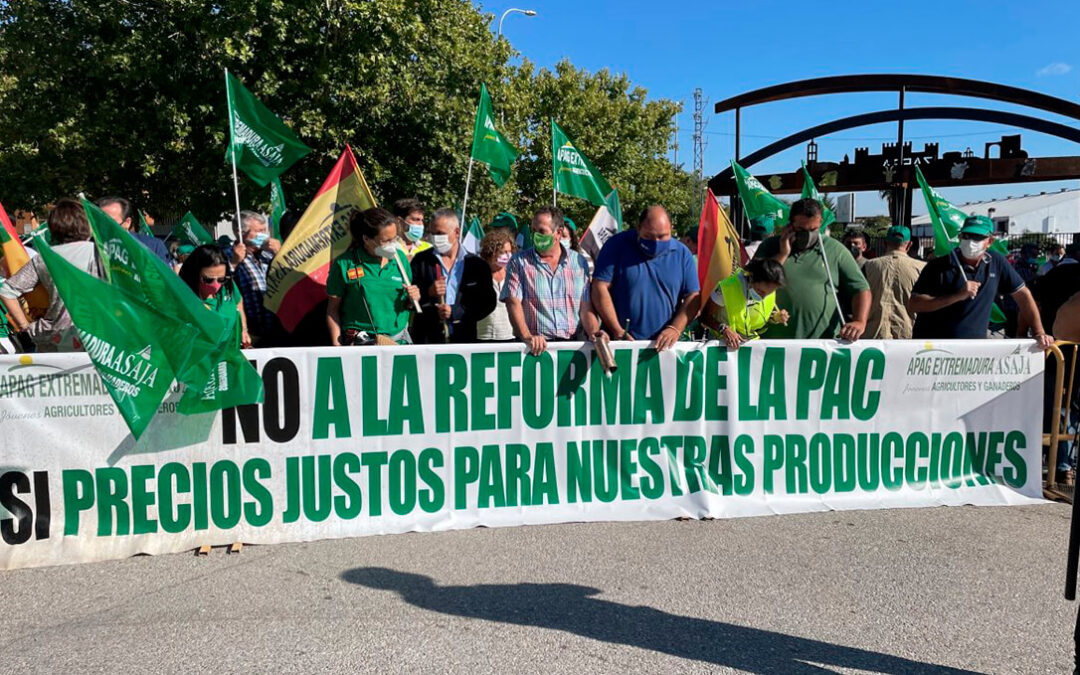 Las protestas en defensa de unos precios justos y contra los recortes de la PAC persiguen a Planas en cada acto
