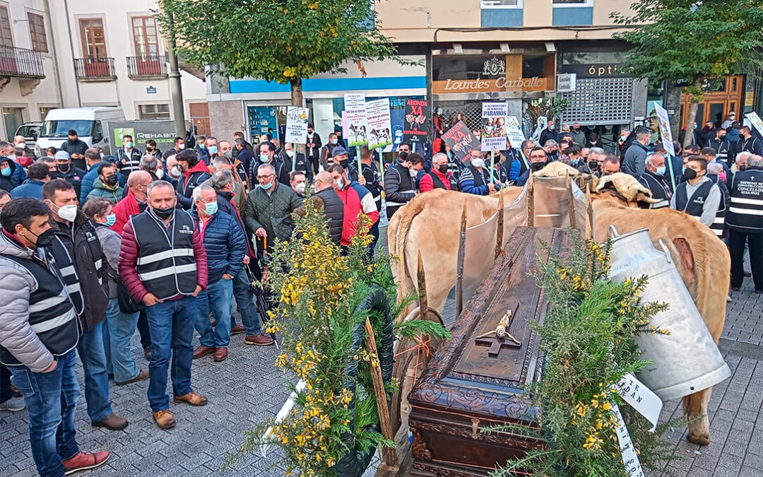Los ganaderos gallegos realizan una marcha fúnebre para escenificar su situación por los bajos precios y el cierre de sus granjas
