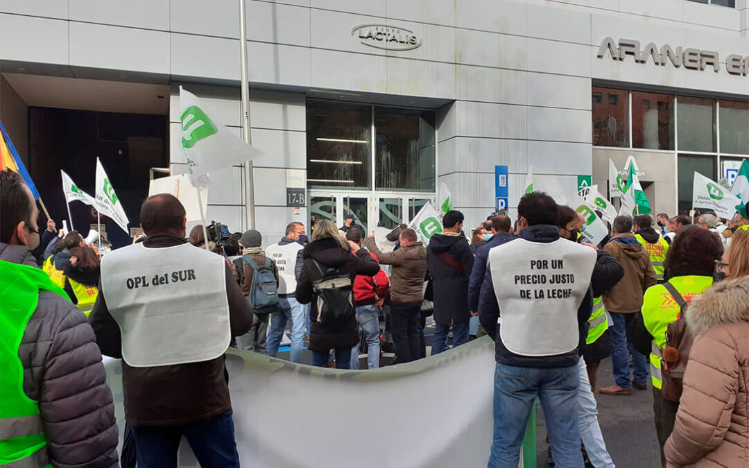 Protesta de la leche: Las quejas llegan hasta las puertas de Lactalis en Madrid y se mantienen en otros puntos de España