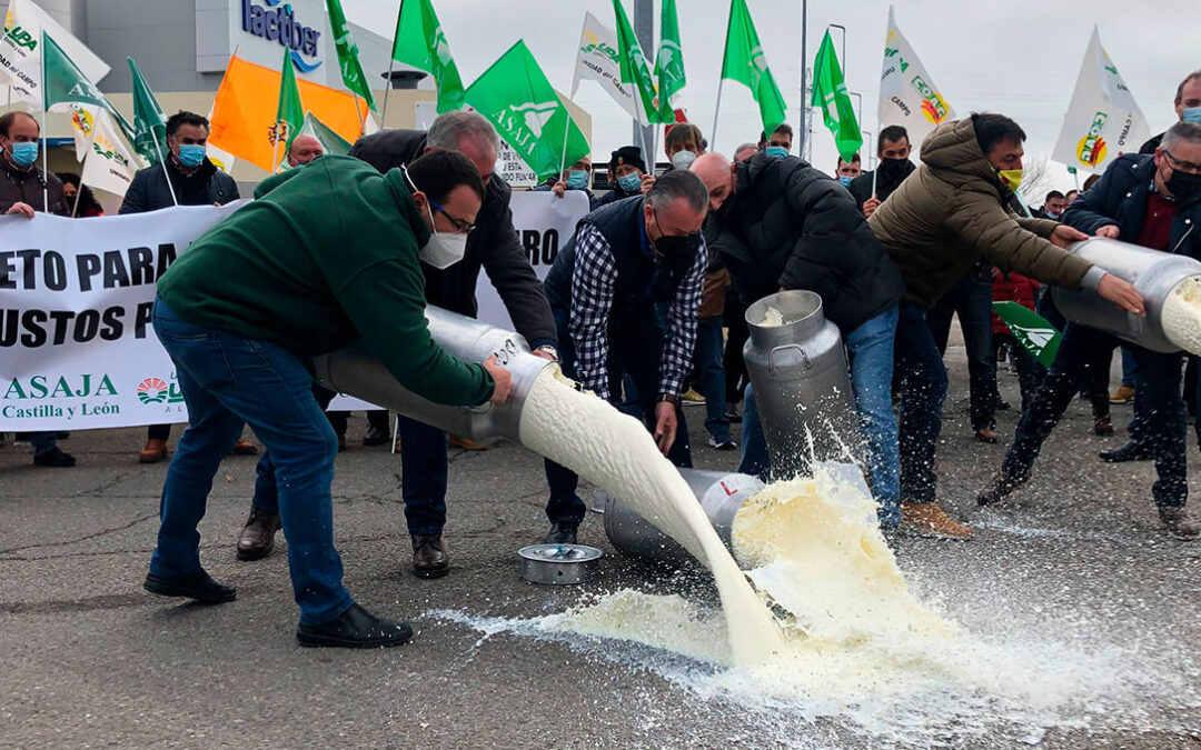 Los ganaderos exigen en León un precio justo por leche porque están perdiendo 5.000 euros al mes con los actuales precios