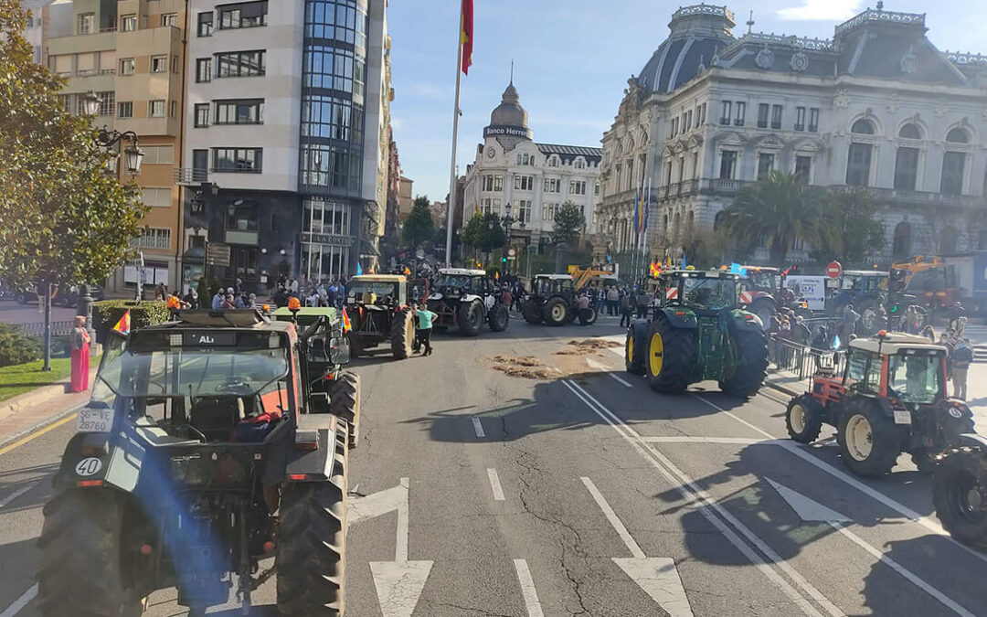 Medio millar de tractores colapsa Oviedo en una protesta ganadera que acaba con cargas policiales