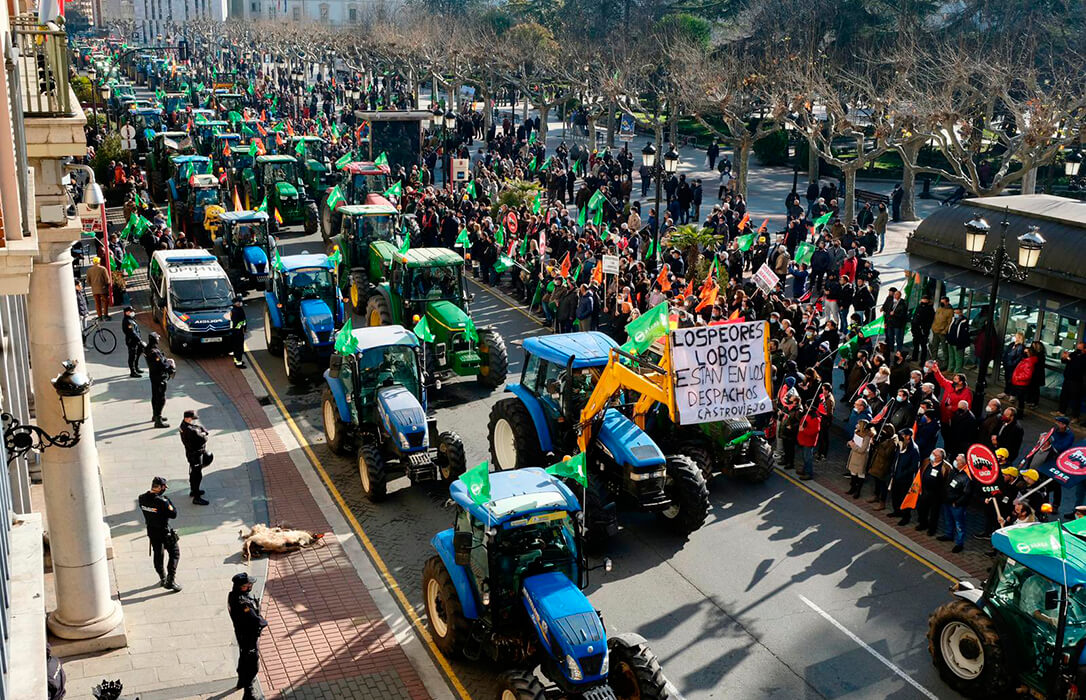 Una multitudinaria marcha del campo riojano refleja el sentir del campo español: «No podemos aguantar más»