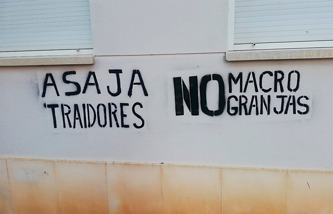 La polémica de las macrogranjas se radicaliza: Atacan esta madrugada del domingo la sede de ASAJA en Sahagún con pintadas insultantes