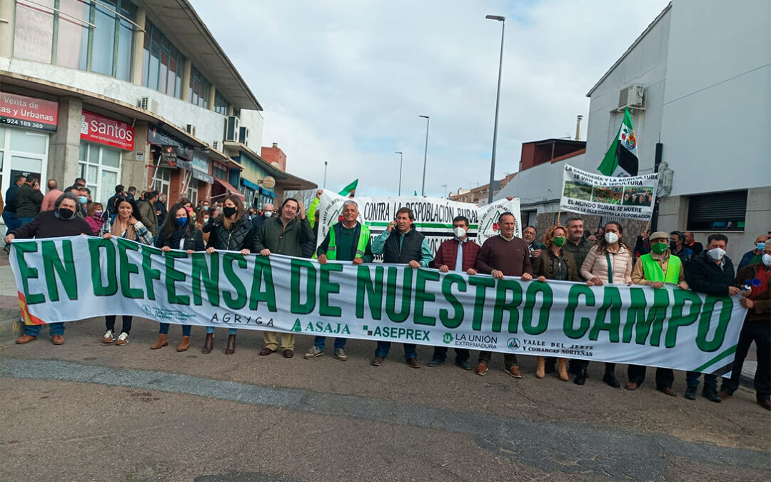 El campo no para de protestar: Éxito en la convocatoria de la manifestación celebrada en Don Benito a las Puertas de Feval