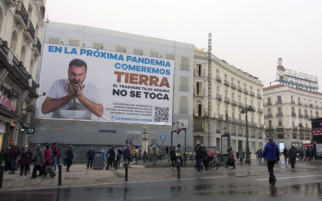 ‘Comeremos tierra en la próxima pandemia’: Un cartel de 300 m2 denuncia en Madrid el recorte del Gobierno al Trasvase