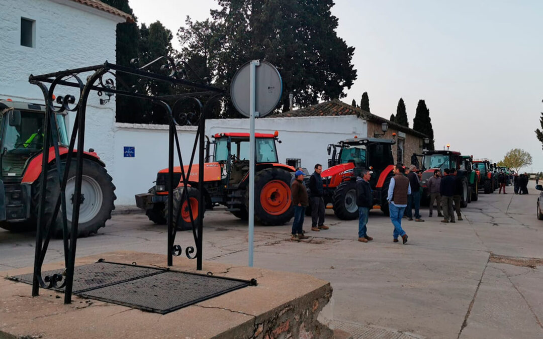 Medio centenar de tractores se manifiestan en Campo de Criptana para pedir soluciones ante una situación límite