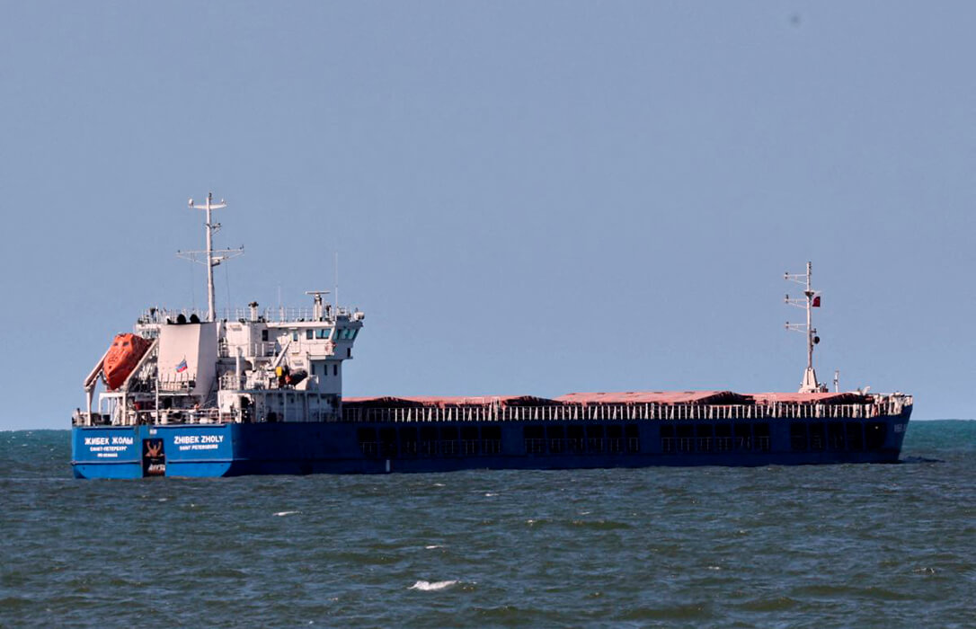 El negocio de la guerra: Un barco ruso sospechoso de transportar grano ucraniano es obligado a regresar a Rusia