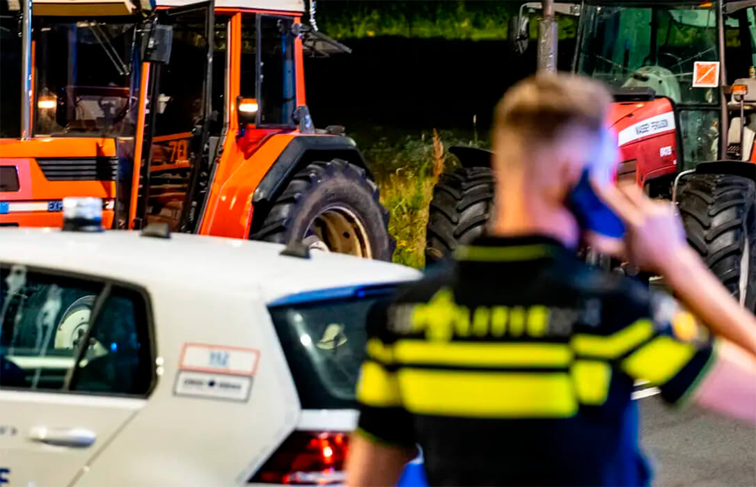 Una protestas de los agricultores holandeses acaba con disparos de la Policía contra uno de los tractores