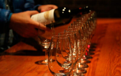 La ‘Escuela de Vino’ arranca el curso con nuevas clases online y poniendo a prueba a invitados famosos en sus master class