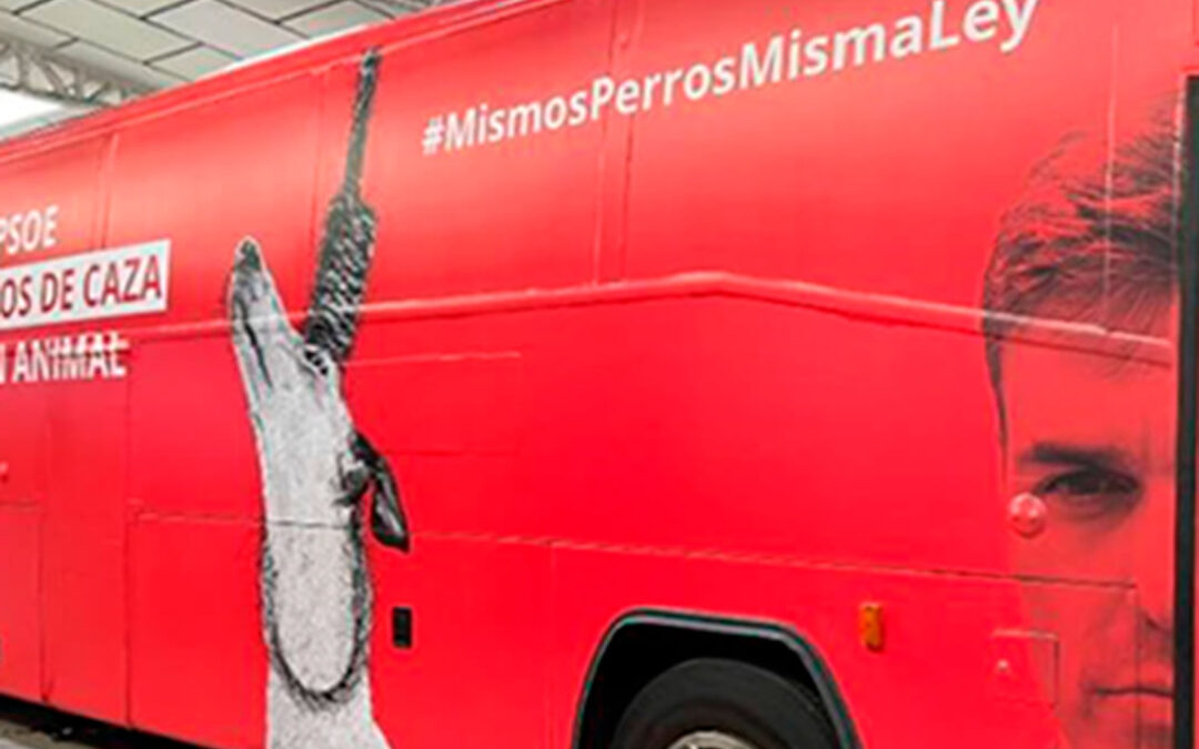 Los animalistas radicalizan su protesta: se movilizan con un autobús rotulado con la imagen de un galgo con el cuello rodeado de una soga