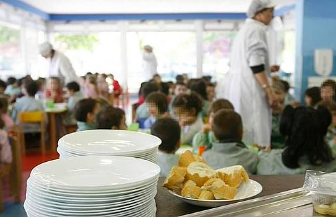 Garzón la vuelve a liar: su propuesta para los comedores escolares dispara un 25% el precio de cada menú