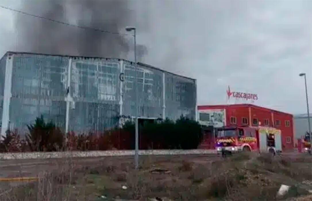 Un incendio destruye la fábrica de Cascajares, conocida por sus capones navideños, en Palencia: «no queda nada»
