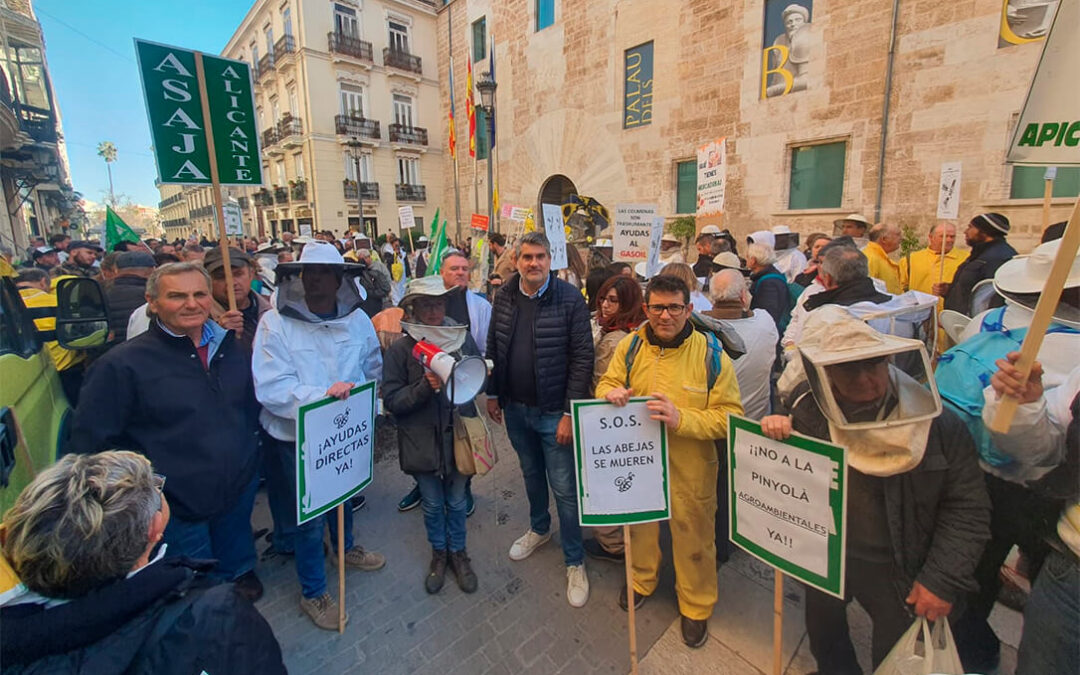 El sector apícola valenciano celebra otra protesta con una camionada por la falta de respuesta de la Generalitat ante la situación que padecen