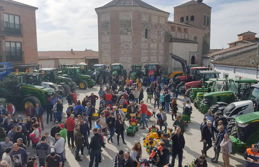 La concentración Palagüinos (Ávila) reúne un centenar de tractores para reivindicar el mundo rural