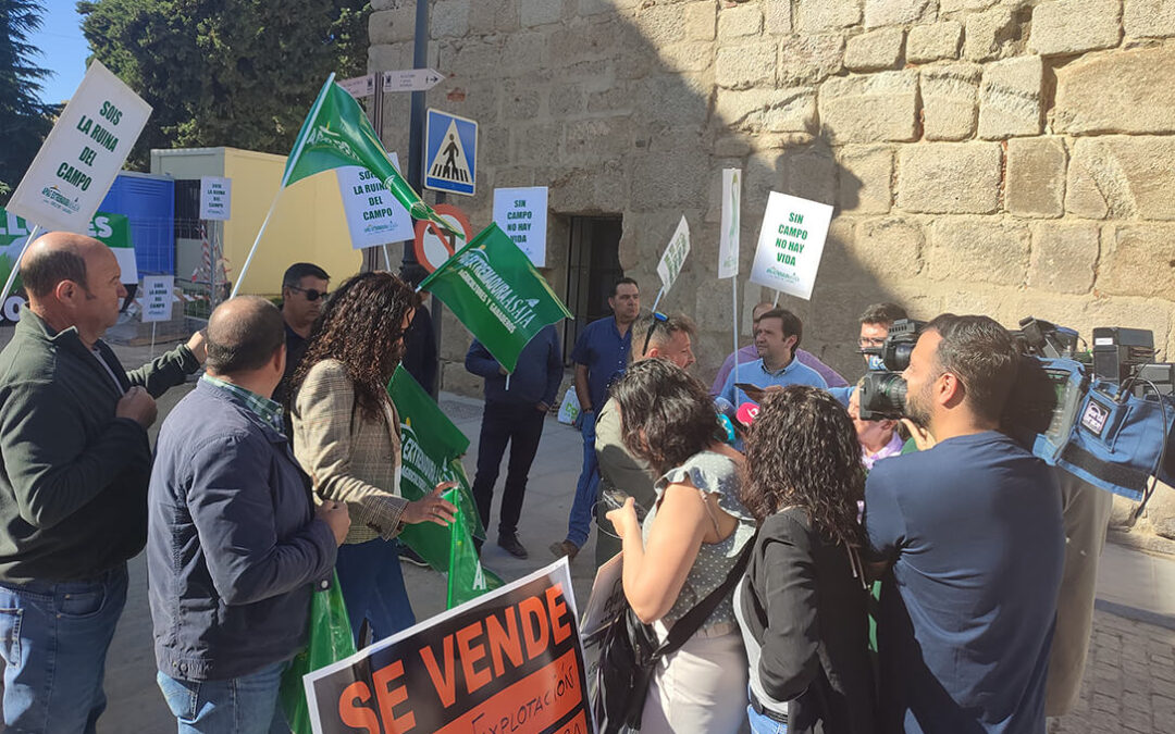 Habrá protestas de forma ininterrumpida a las puertas de la Presidencia de la Junta de Extremadura hasta que no haya medidas ante la sequía