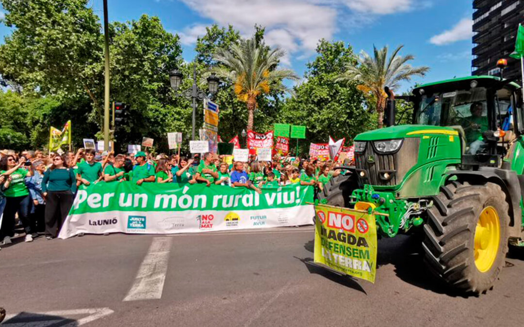 Más de 3.000 personas y 60 tractores se manifestan en Castelló contra los grandes proyectos fotovoltaicos y en defensa de un mundo rural vivo